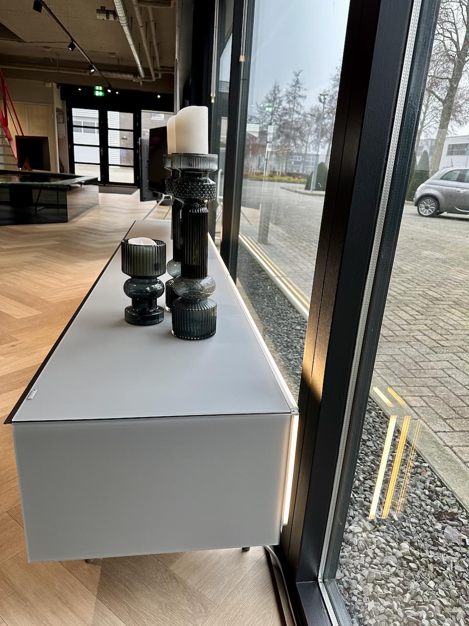 staand tv-meubel 2.74m in gesatineerd glas kleur Cement, incl. led verlichting