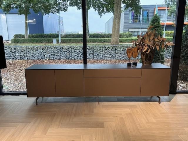 staand dressoir 2.51m breed in Metallic glas Bronze, topplaat Keramiek