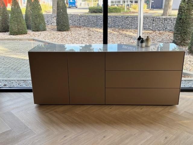 staand dressoir 2.01m in Metallic glas Bronze met Dekton topplaat