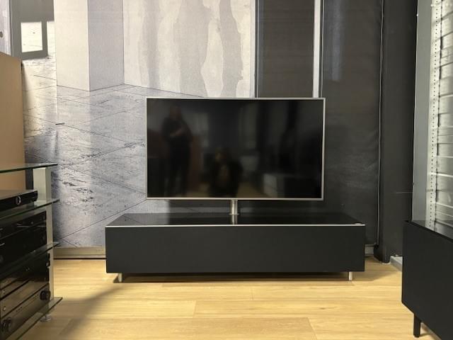 TV-meubel staand, 1.65m in glossy zwart glas, soundbar prepared, incl. stofbespannen klep