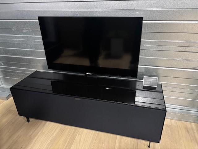 Soundbar tv-meubel, 1.66m breed in glossy black glas, stofbespannen klep, staand model