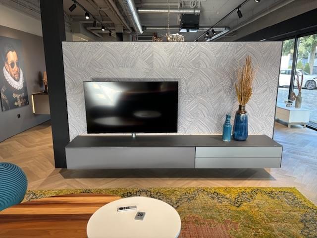 zwevend tv-meubel 2.74m, gesatineerd glas kleur Iron, incl. soundsysteem en led