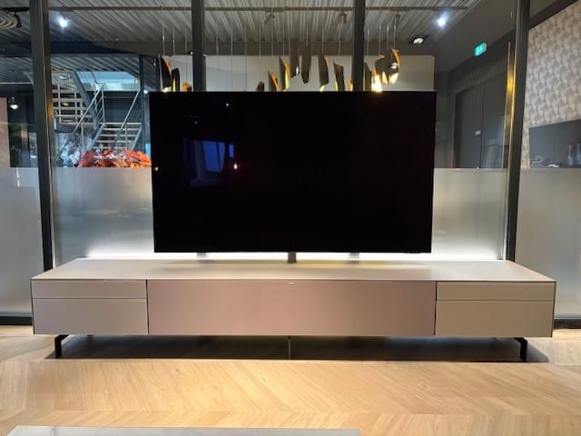 staand tv-meubel 2.84m in gesatineerd glas kleur Pebble, incl. Spectral Sound