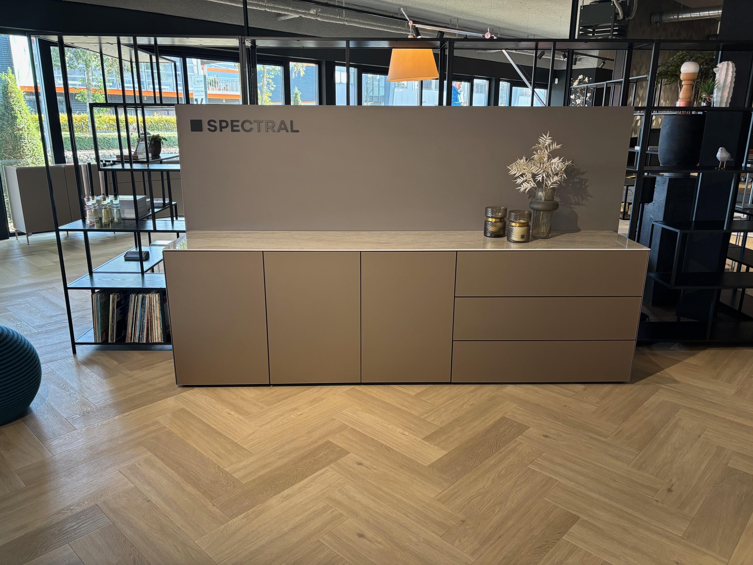 staand dressoir 2.51m in Metallic glas Bronze met Dekton topplaat