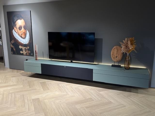 zwevend soundbar tv-meubel 3.47m in NCS gesatineerd glas