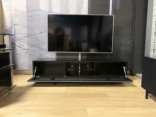 TV-meubel staand, 1.65m in glossy zwart glas, soundbar prepared, incl. stofbespannen klep