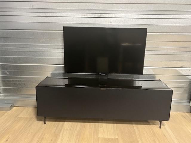 Soundbar tv-meubel, 1.66m breed in glossy black glas, stofbespannen klep, staand model