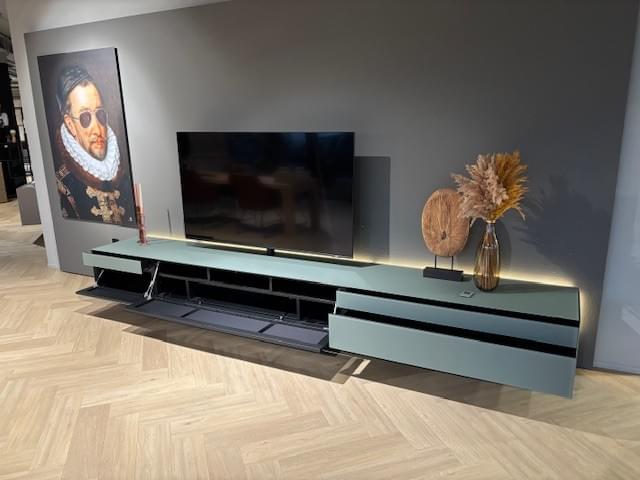 zwevend soundbar tv-meubel 3.47m in NCS gesatineerd glas