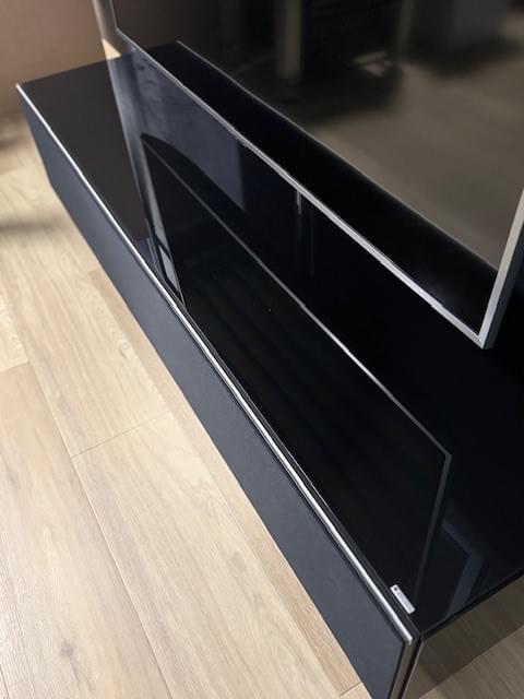 TV-meubel staand, 1.65m in glossy zwart glas, soundbar prepared, incl. stofbespannen klep