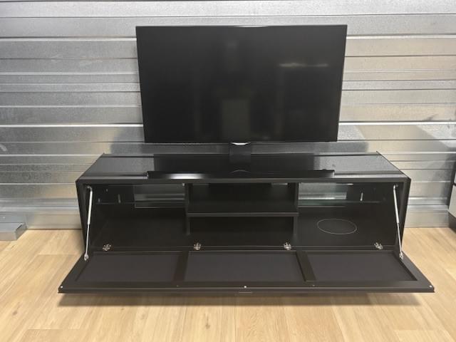 Soundbar tv-meubel, 1.66m breed in glossy black glas, stofbespannen klep, staand model