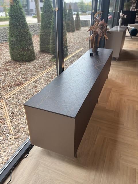 staand dressoir 2.51m breed in Metallic glas Bronze, topplaat Keramiek