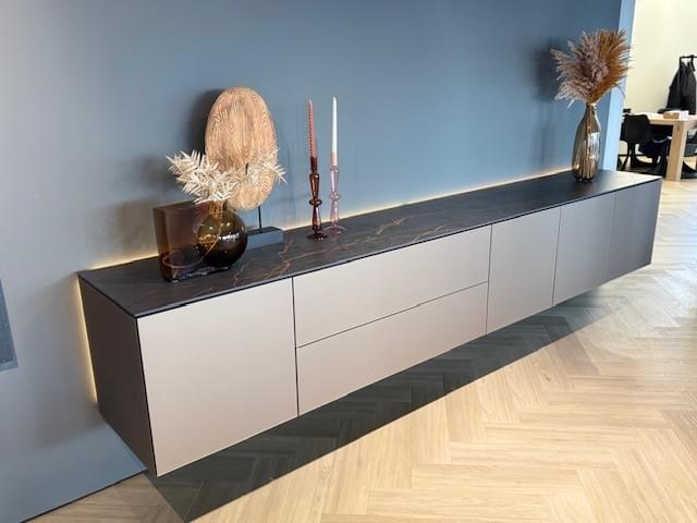 Dressoir 3.01m breed in Metallic Bronze, zwevend model met keramiek topplaat