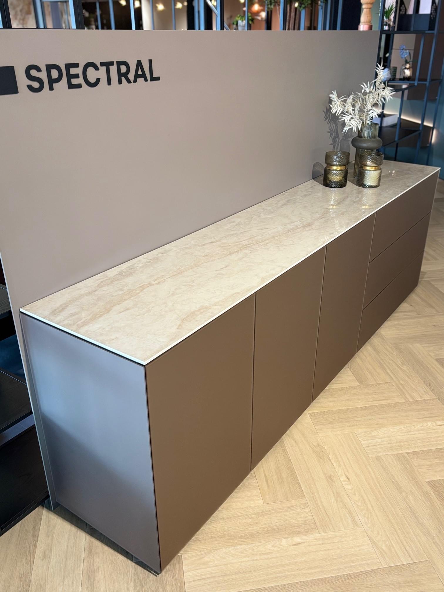 staand dressoir 2.51m in Metallic glas Bronze met Dekton topplaat