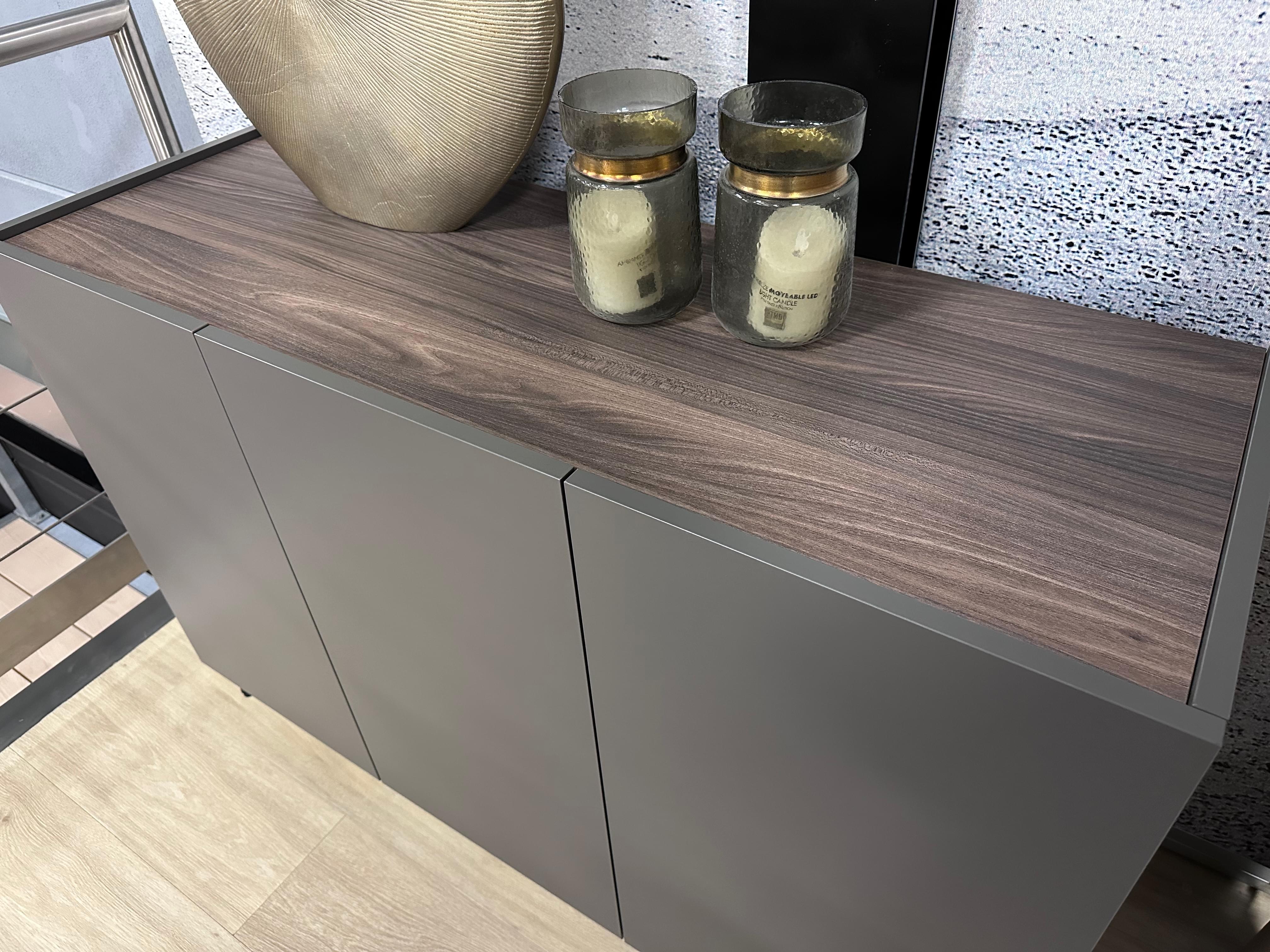 dressoir sideboard Just Charlie, 1.34m kleur Granite met een Deep Oak kleur topblad