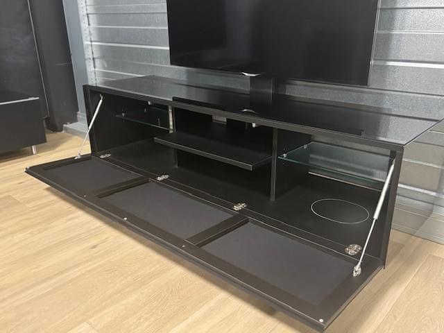 Soundbar tv-meubel, 1.66m breed in glossy black glas, stofbespannen klep, staand model