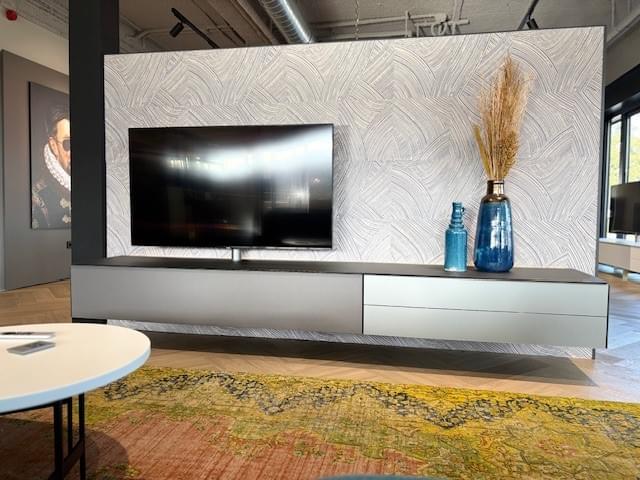 zwevend tv-meubel 2.74m, gesatineerd glas kleur Iron, incl. soundsysteem en led