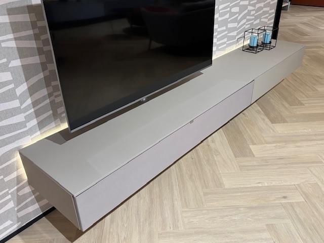 zwevend tv-meubel 2.74m, sound prepared, led-verlichting kleur Pebble