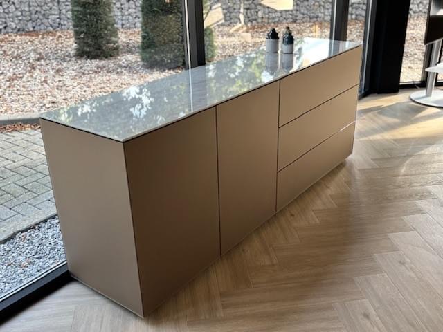 staand dressoir 2.01m in Metallic glas Bronze met Dekton topplaat