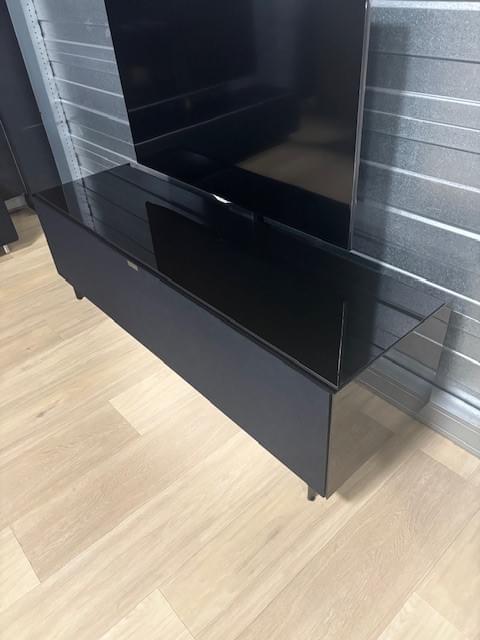 Soundbar tv-meubel, 1.66m breed in glossy black glas, stofbespannen klep, staand model