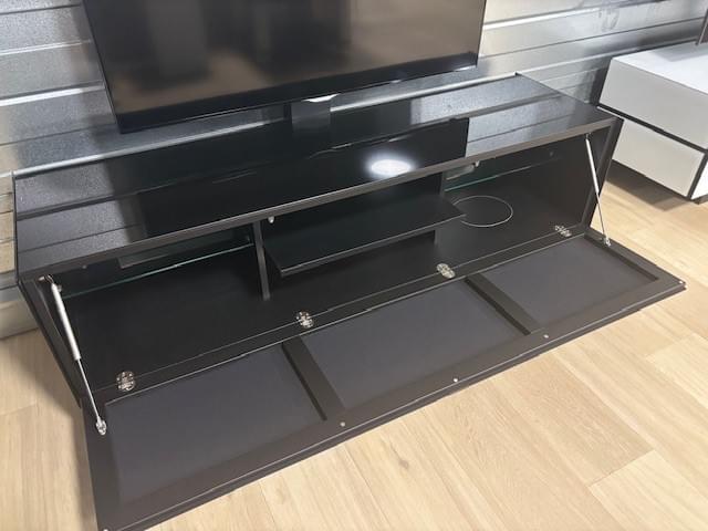 Soundbar tv-meubel, 1.66m breed in glossy black glas, stofbespannen klep, staand model