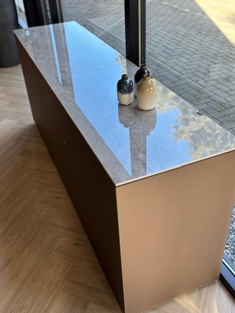 staand dressoir 2.01m in Metallic glas Bronze met Dekton topplaat