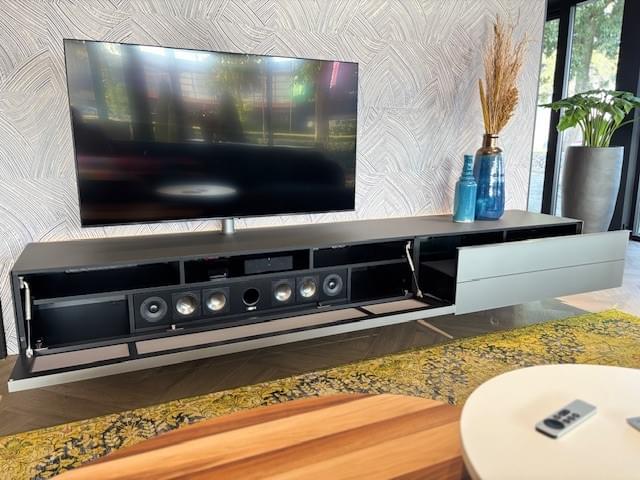 zwevend tv-meubel 2.74m, gesatineerd glas kleur Iron, incl. soundsysteem en led