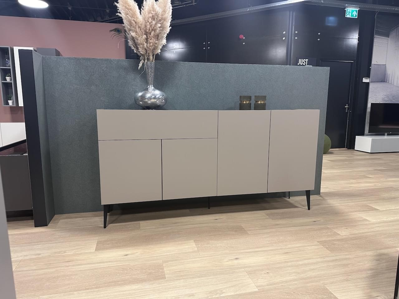 dressoir Sideboard 2.04m in de kleur Pebble met een glazen topplaat Marmor Grey