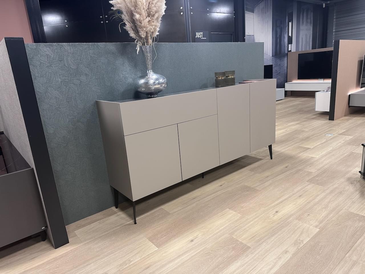 dressoir Sideboard 2.04m in de kleur Pebble met een glazen topplaat Marmor Grey