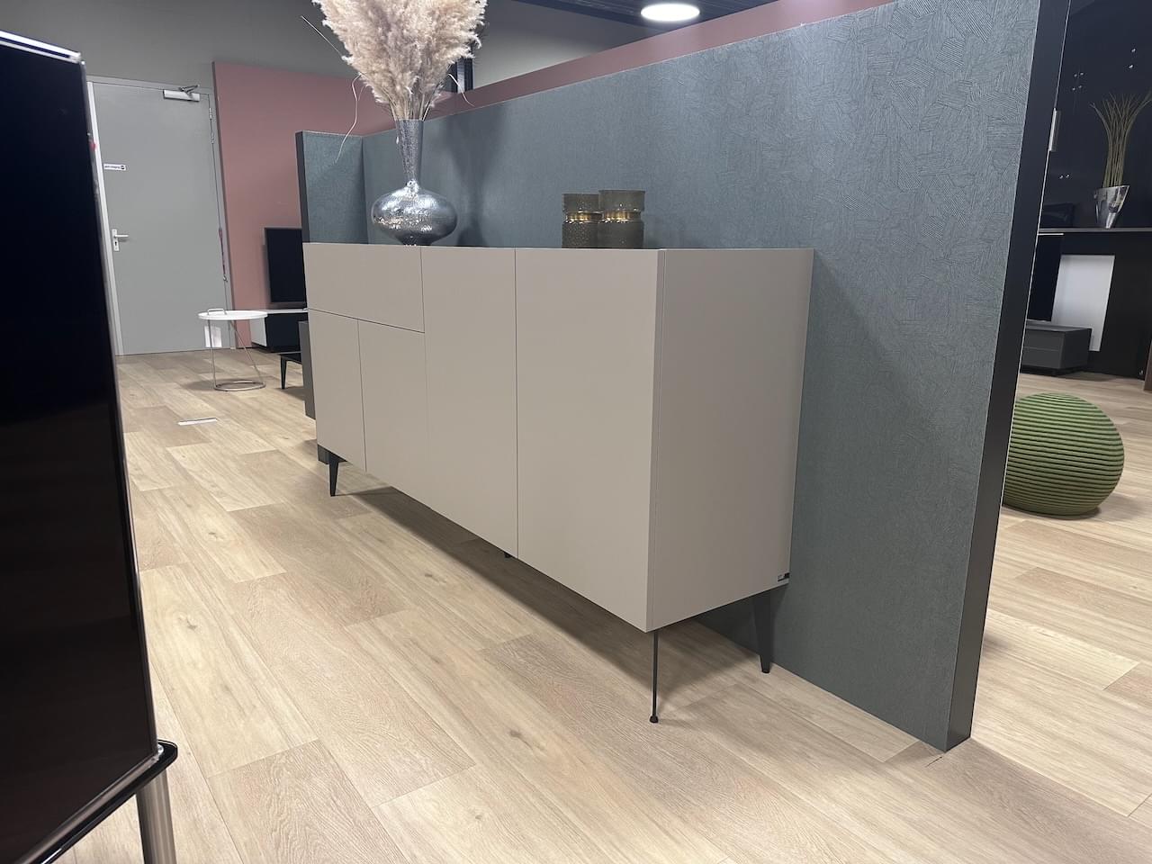 dressoir Sideboard 2.04m in de kleur Pebble met een glazen topplaat Marmor Grey