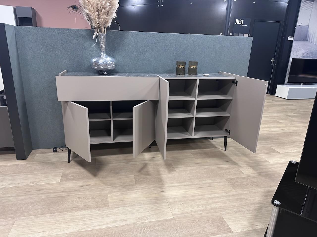 dressoir Sideboard 2.04m in de kleur Pebble met een glazen topplaat Marmor Grey