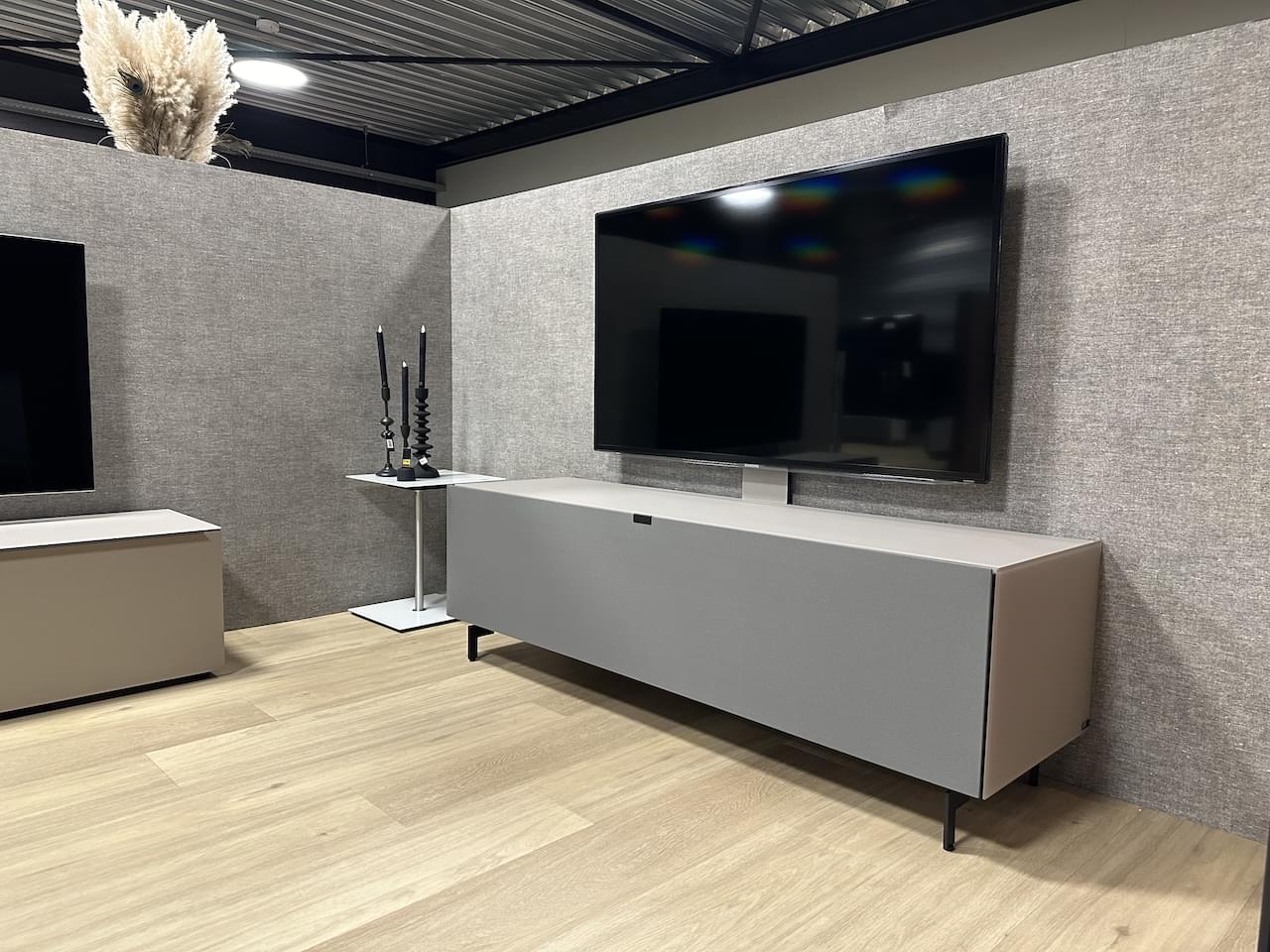 Soundbar tv-meubel, 1.66m breed, in gesatineerd glas kleur Pebble