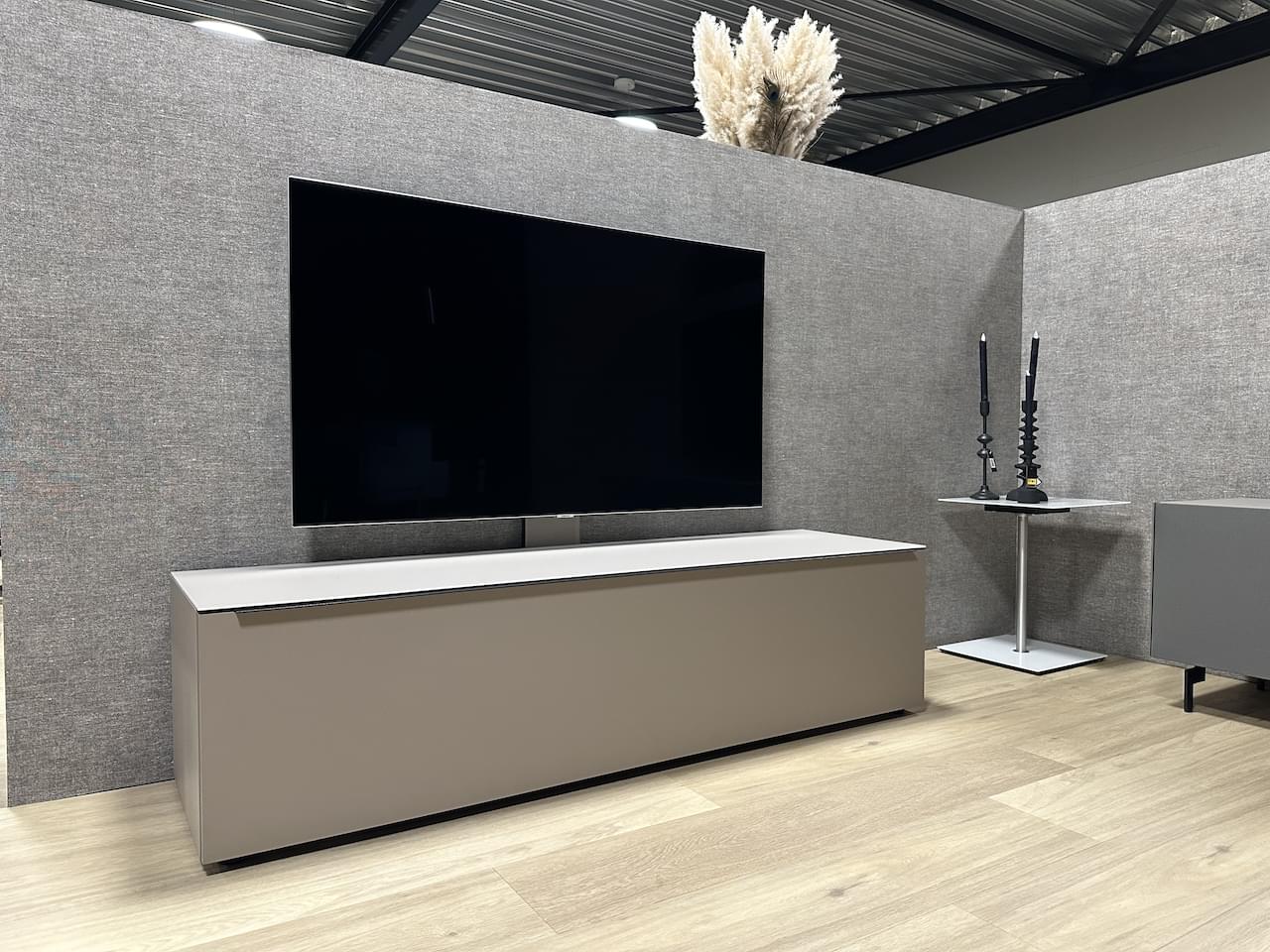 Tv-meubel met dichte klep, 1.66m breed, in gesatineerd glas kleur Pebble