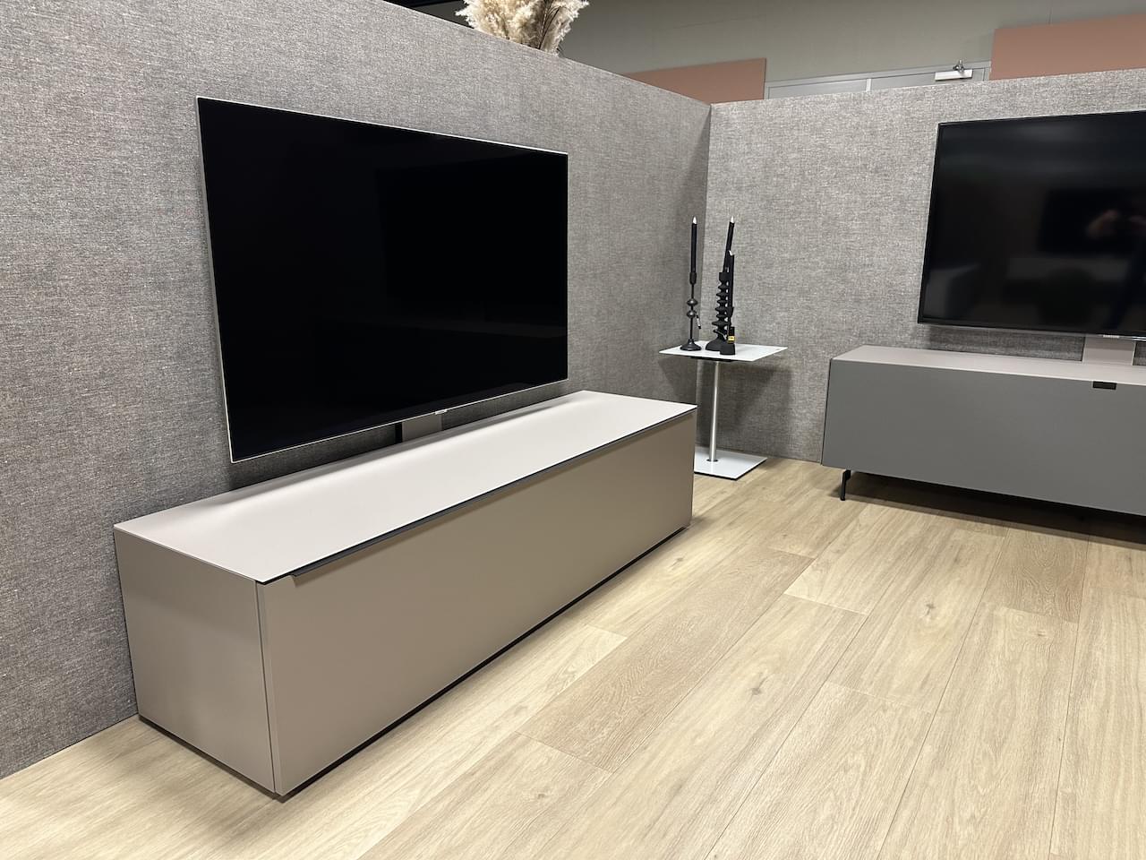 Tv-meubel met dichte klep, 1.66m breed, in gesatineerd glas kleur Pebble