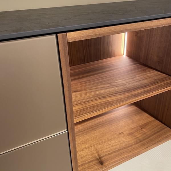 dressoir met verlichting en noten frame