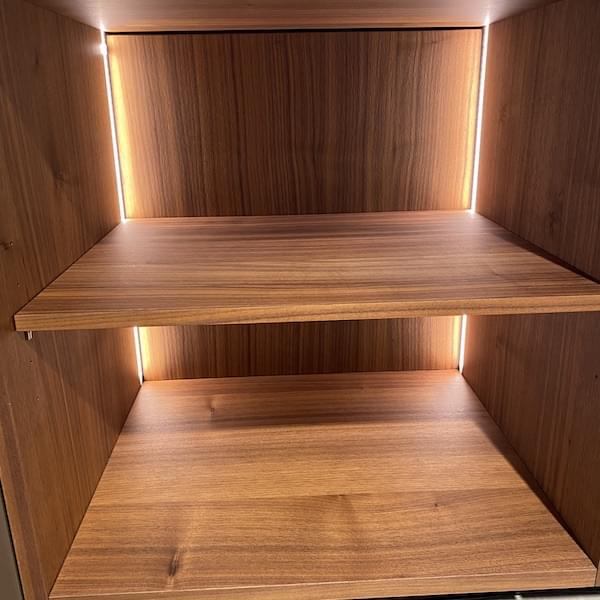 dressoir met verlichting en noten frame